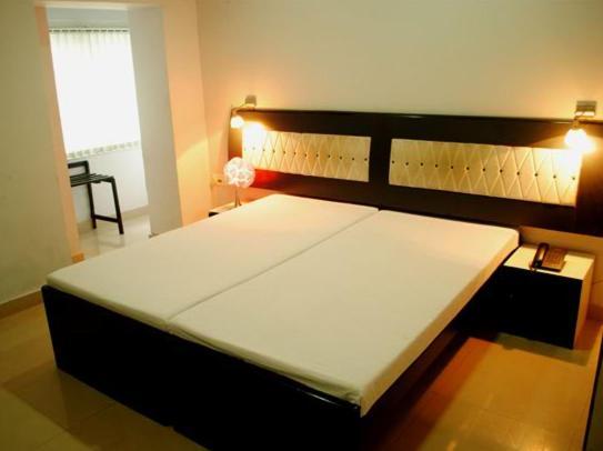 Отель Fabexpress Neeranand Regency - Fully Vaccinated Staff Калькутта Номер фото